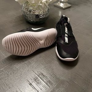 kids flex runner nike slip on size 13C